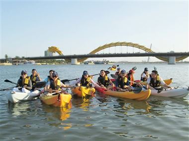 Enjoyable experiences when rowing Kayak on Han river