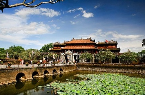 Forbidden City is a famous architecture that can not be ignored when coming to Hue